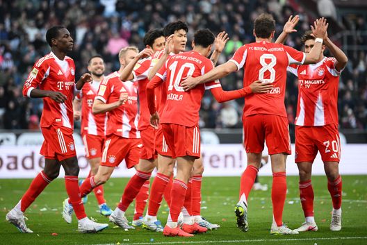 AMBURGO, GERMANIA - 11 APRILE: Leon Goretzka del Bayern Monaco festeggia con i compagni il secondo gol della sua squadra durante la partita di Bundesliga tra FC St. Pauli e Bayern Monaco allo stadio Millerntor l'11 aprile 2026 ad Amburgo, in Germania. (Foto di Stuart Franklin/Getty Images) Bayern Monaco schiacciasassi: con 105 gol segnati, è il miglior attacco della storia della Bundesliga- immagine 2