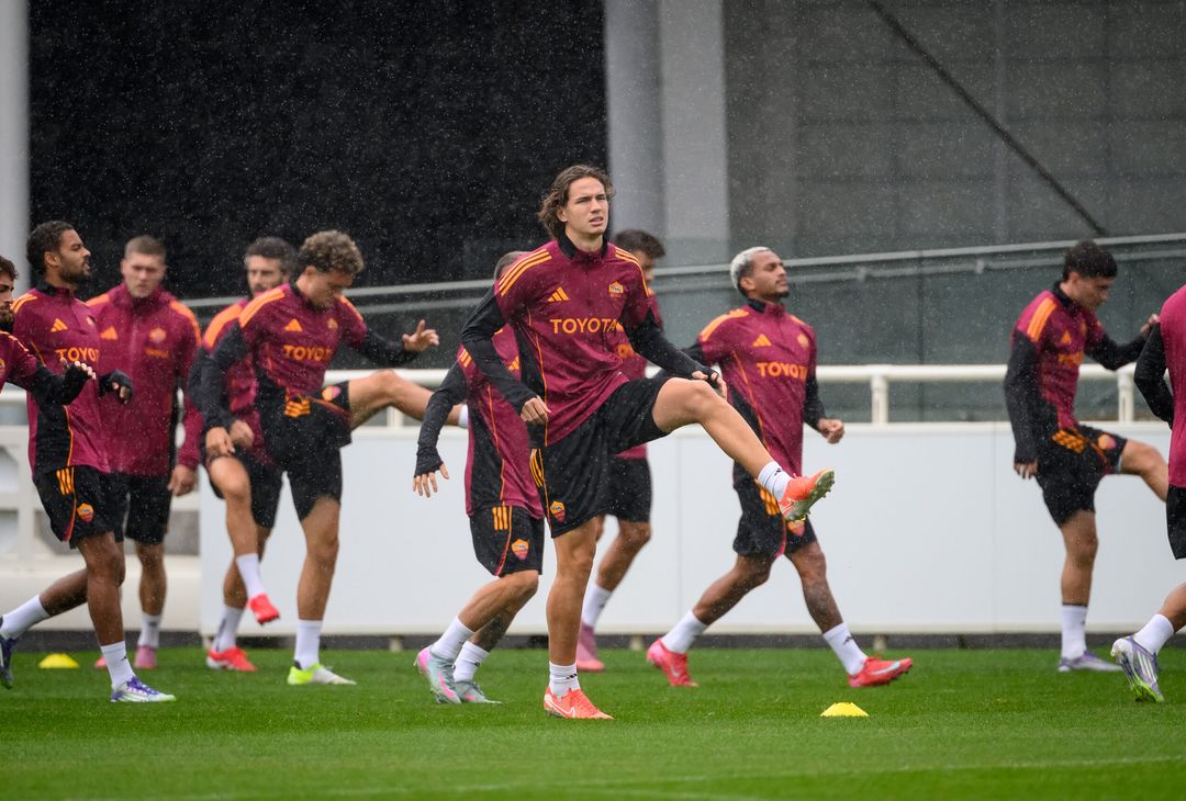 Roma, la seduta pomeridiana aperta ai tifosi al St. George’s Park – FOTO GALLERY - immagine 48