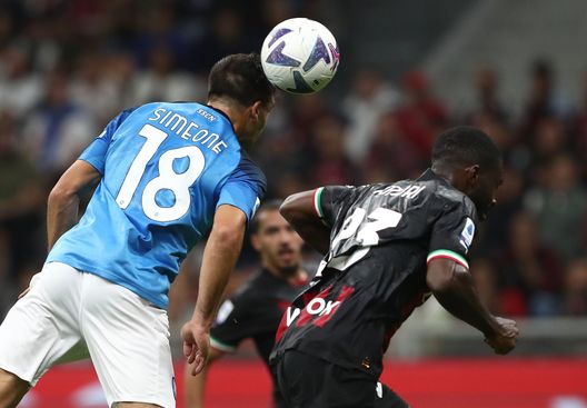MILAN, ITALY - SEPTEMBER 18: Giovanni Simeone of SSC Napoli scores their team's second goal during the Serie A match between AC Milan and SSC Napoli at Stadio Giuseppe Meazza on September 18, 2022 in Milan, Italy. (Photo by Marco Luzzani/Getty Images) Milan e Napoli: da Maradona e Van Basten a Kvara e Leao- immagine 10
