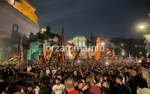Festa Roma per i 97 anni: cinquemila tifosi in corteo tra cori e striscioni – VIDEO- immagine 3