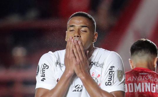 BUENOS AIRES, ARGENTINA - MAY 24: Murillo of Corinthians reacts after missing chance to score during the Copa CONMEBOL Libertadores 2023 group E match between Argentinos Juniors and Corinthians at Diego Maradona Stadium on May 24, 2023 in Buenos Aires, Argentina. (Photo by Marcos Brindicci/Getty Images) La Fiorentina corre ai ripari in difesa. Avanzano i nomi di Sutalo e Murillo- immagine 2