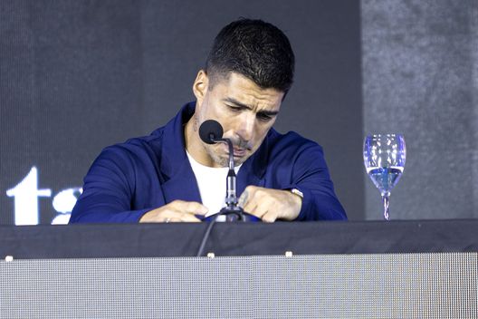 MONTEVIDEO, URUGUAY - 2 SETTEMBRE: Luis Suarez piange durante una conferenza stampa per annunciare il suo ritiro dalla nazionale uruguaiana all'Estadio Centenario il 2 settembre 2024 a Montevideo, Uruguay. (Foto di Ernesto Ryan/Getty Images) Uruguay, Luis Suarez si candida per un ritorno di fuoco: “Non si dice mai di no col Mondiale alle porte”- immagine 2