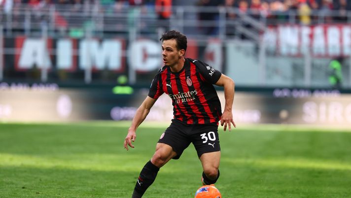 MILAN, ITALY - DECEMBER 28: Ardon Jashari of AC Milan runs with the ball during the Serie A match between AC Milan and Hellas Verona FC at Giuseppe Meazza Stadium on December 28, 2025 in Milan, Italy. (Photo by Giuseppe Cottini/AC Milan via Getty Images) jashari