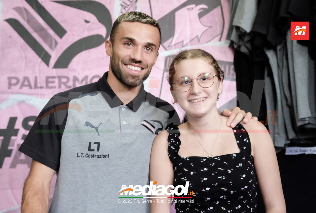 FOTO PALERMO: Federico Di Francesco scatta selfie con i tifosi allo store (GALLERY) - immagine 13