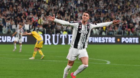 TURIN, ITALY - MAY 18: Dusan Vlahovic of Juventus celebrates scoring his team's second goal during the Serie A match between Juventus and Udinese at Allianz Stadium on May 18, 2025 in Turin, Italy. (Photo by Chris Ricco/Getty Images)