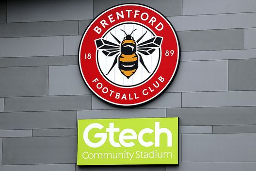 BRENTFORD, INGHILTERRA - 21 FEBBRAIO: Lo stemma del Brentford Football Club è visibile accanto al logo Gtech all'esterno dello stadio prima della partita di Premier League tra Brentford e Brighton & Hove Albion al Gtech Community Stadium il 21 febbraio 2026 a Brentford, Inghilterra. (Foto di Luke Hales/Getty Images) Brentford aggressione razzista