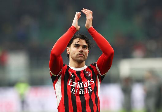 MILAN, ITALY - FEBRUARY 05: Riccardo Sottil of AC Milan acknowledges the fans following the Coppa Italia Quarter Final match between AC Milan and AS Roma at Stadio Giuseppe Meazza on February 05, 2025 in Milan, Italy. (Photo by Marco Luzzani/Getty Images) Riccardo Sottil, Milan