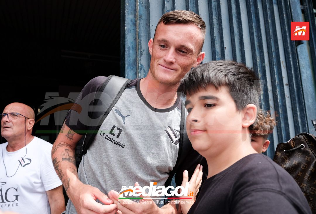FOTO PALERMO, Liam Henderson: selfie e autografi con i tifosi del Palermo (Gallery) - immagine 2