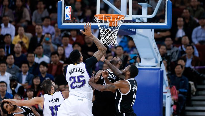 BEIJING, CHINA - OCTOBER 15: Eric Moreland #25 of Sacramento Kings shoots against Cory Jefferson #21 and Willie Reed #55 of Brooklyn Nets during the 2014 NBA Global Gmes match between the Brooklyn Nets and Sacramento Kings at MasterCard Center on October 15, 2014 in Beijing, China. NOTE TO USER: User expressly acknowledges and agrees that, by downloading and/or using this photograph, user is consenting to the terms and conditions of the Getty Images License Agreement. (Photo by Lintao Zhang/Getty Images) Kings-Suns in diretta streaming gratis: dove vedere la partita di NBA - immagine 1