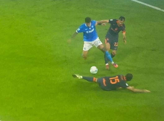 Rigore Napoli? L’Aia certifica l’errore: stop per Mariani e Bindoni. Rischia anche il Var- immagine 3