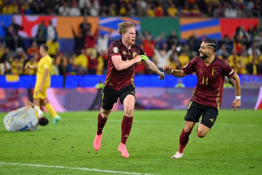 L'esultanza dopo un gol con la maglia del Belgio, la sua nazionale, della quale è capitano. (Foto di Justin Setterfield/Getty Images) De Bruyne è in Italia: al via le visite mediche con il Napoli in attesa dell’ufficialità- immagine 2