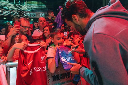 Liverpool, ecco la terza maglia: concerto a sorpresa dei giocatori per lanciarla- immagine 5