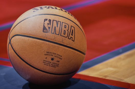General detail view of a Spalding basketball on the court during the NBA Pacific Division basketball game between the Utah Jazz and the Los Angeles Clippers on 8th November 2000 at the STAPLES Center arena in Los Angeles, California, United States. (Photo by Jeff Gross/Getty Images) Suns-Clippers, NBA: dove vedere la partita in streaming gratis e diretta TV- immagine 3