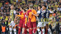 Fenerbahce-Galatasaray, scontri in campo: la polizia interviene per sedare la rissa