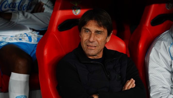 LISBON, PORTUGAL - DECEMBER 10: Antonio Conte, Head Coach of SSC Napoli, looks on from the dug out prior to the UEFA Champions League 2025/26 League Phase MD6 match between SL Benfica and SSC Napoli at on December 10, 2025 in Lisbon, Portugal. (Photo by Gualter Fatia/Getty Images) Conte: “Non porto Lukaku a Udine e rispondo così sul suo rientro! I primi due che spero di riavere sono…” - immagine 1