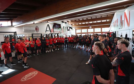 CAIRATE, ITALY - JULY 07: AC Milan Massimiliano Allegri speaks to the team prior to the AC Milan training session at Milanello on July 07, 2025 in Cairate, Italy. (Photo by Claudio Villa/AC Milan via Getty Images) milan-gol-incassati-stagioni-massimiliano-allegri-difesa-numeri-aglianese