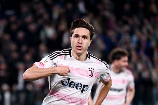 TURIN, ITALY - APRIL 02: Federico Chiesa of Juventus celebrates after scoring his team's first goal during the Coppa Italia Semi-final match between Juventus and SS Lazio at Allianz Stadium on April 02, 2024 in Turin, Italy. (Photo by Daniele Badolato - Juventus FC/Juventus FC via Getty Images) Motta sentenzia ancora Chiesa: “E’ sempre fuori dal progetto, e McKennie…”- immagine 2
