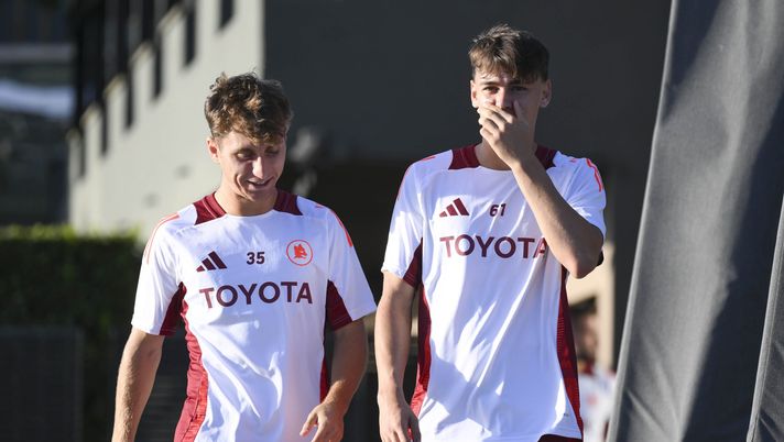 ROME, ITALY - SEPTEMBER 28: AS Roma players Tommaso Baldanzi and Niccolò Pisilli during Training Session at Centro Sportivo Fulvio Bernardini on September 28, 2024 in Rome, Italy. (Photo by Luciano Rossi/AS Roma via Getty Images) Roma, ecco il Meet and Greet: Pisilli, Baldanzi e Saelemaekers incontreranno i tifosi - immagine 1