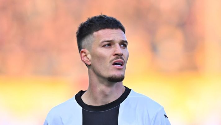 PARMA, ITALY - DECEMBER 01: Dennis Man of Parma calcio during the Serie A match between Parma and SS Lazio at Stadio Ennio Tardini on December 01, 2024 in Parma, Italy. (Photo by Alessandro Sabattini/Getty Images) Dennis Man