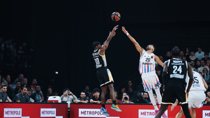 LYON, FRANCE - DECEMBER 30: Glynn Watson, #30 of LDLC Asvel Villeurbanne in action during the EuroLeague Regular Season Round 19 match between Paris Basketball and Paris Basketball at LDLC Arena on December 30, 2025 in Lyon, France. (Photo by Marie Bassery/Euroleague Basketball via Getty Images) Lione-Real Madrid in diretta: dove vederla in streaming e cosa aspettarsi - immagine 1