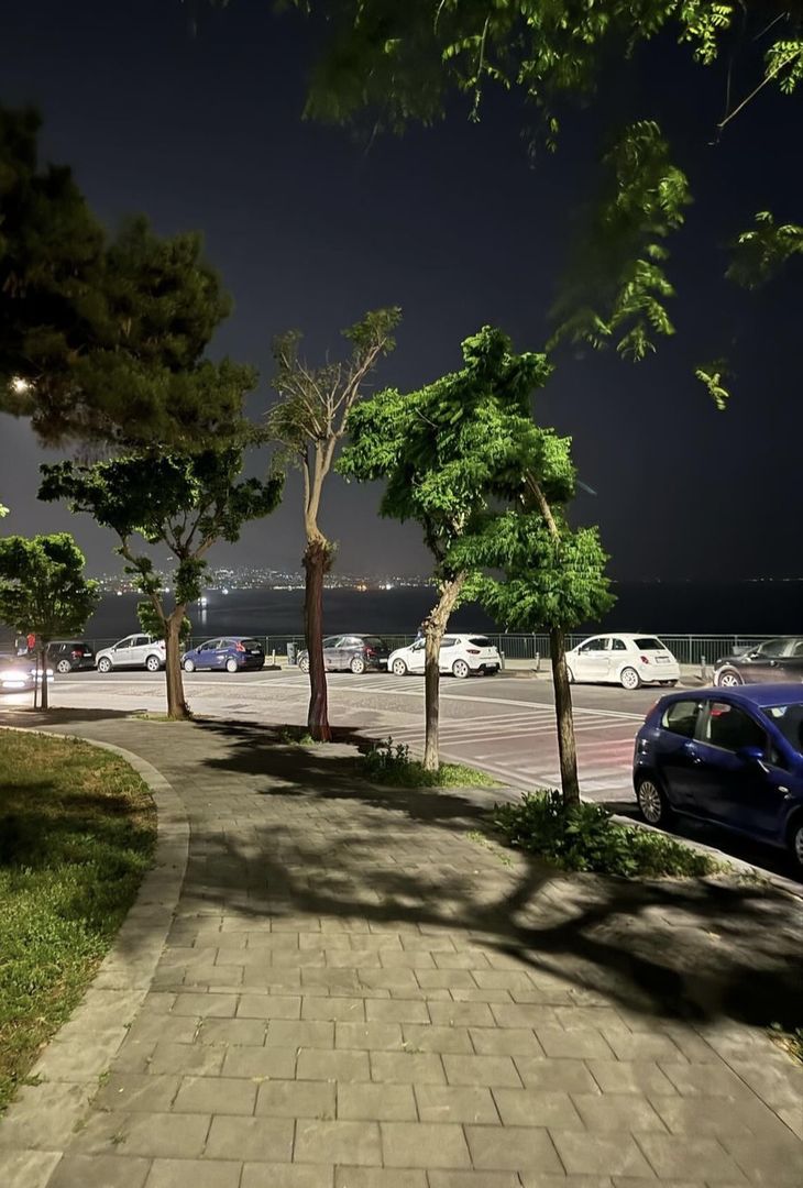 GALLERY Kvara si gode Napoli: giornata con gli amici in giro per la città - immagine 8