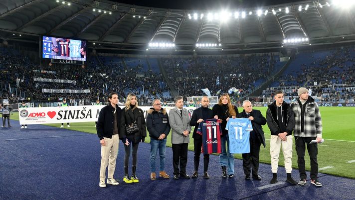 ROME, ITALY - JANUARY 19: Lazio’ Chairman Claudio Lotito and the CEO of Bologna, Claudio Fenucci together with Mihajlovic’ wife and children officially launch the charity auction together with the President of Admo, Giulio Corradi, of which Mihajlovic was testimonial prior to the Coppa Italia match between SS Lazio v Bologna FC at Olimpico Stadium on January 19, 2023 in Rome, Italy. (Photo by Marco Rosi - SS Lazio/Getty Images) Carlino – Mihajlovic entra nella “Hall of Fame”: la moglie Arianna regala due cimeli a Coverciano - immagine 1