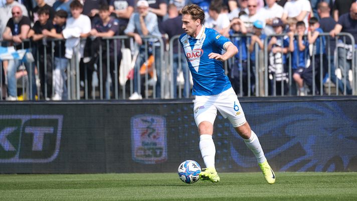 Matthias Verreth of Brescia Calcio FC carries the ball during the Italian Serie B soccer championship football match between Brescia Calcio FC and Mantova 1911 at Mario Rigamonti Stadium in Brixia, Italy, on April 5, 2025. (Photo by Roberto Tommasini/NurPhoto via Getty Images) Bari, tragedia per il centrocampista Verreth: è morto il figlio - immagine 1