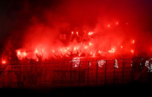 I tifosi del Benfica hanno acceso dei fumogeni sugli spalti durante la partita di ritorno degli ottavi di finale di Champions League 2024/25 tra Barcelona e Benfica (Photo by David Ramos/Getty Images) Benfica senza tifosi a Nizza: squalifica UEFA per gli incidenti di Barcellona- immagine 2