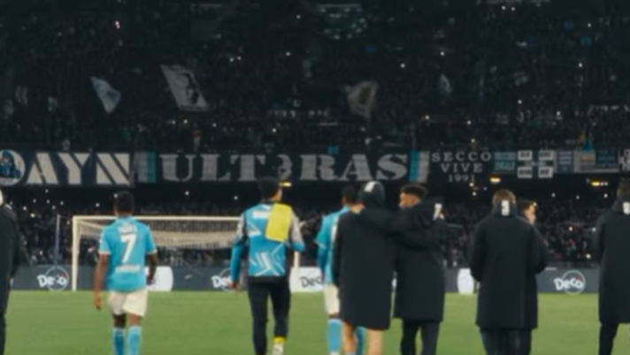 VIDEO Napoli nel segno di Pino Daniele: i mille colori degli azzurri con i tifosi VIDEO Napoli nel segno di Pino Daniele: i mille colori degli azzurri con i tifosi - immagine 1