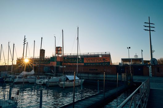 Il Penzo attende il vaporetto viola: tribune in legno, campane e sogni europei- immagine 2