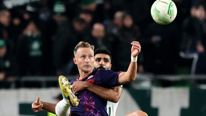BUDAPEST, HUNGARY - DECEMBER 14: Ismael Aaneba of Ferencvarosi TC challenges for the ball with Antonin Barak of ACF Fiorentina during the UEFA Europa Conference League match between Ferencvarosi TC and ACF Fiorentina at Groupama Arena on December 14, 2023 in Budapest, Hungary. (Photo by Laszlo Szirtesi/Getty Images) Le alternative devono incidere di più, abissale la differenza con i titolari - immagine 1