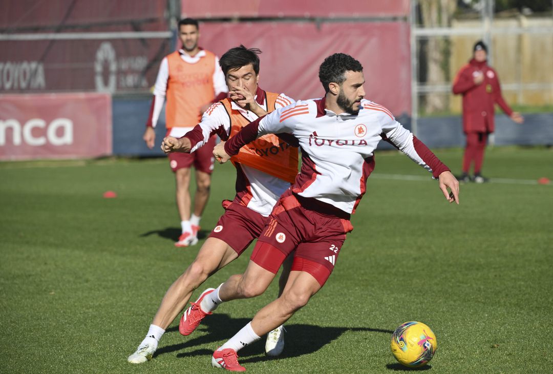 Roma in campo per preparare la sfida con il Genoa – FOTOGALLERY - immagine 11