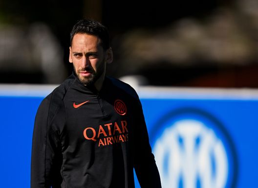 COMO, ITALY - NOVEMBER 04: Hakan Calhanoglu of FC Internazionale looks on during the FC Internazionale training session at Appiano Gentile on November 04, 2025 in Como, Italy. (Photo by Mattia Pistoia - Inter/Inter via Getty Images) Derby, l’Inter non cambierà filosofia: Chivu prepara due “gabbie”. Davanti spazio a Thuram- immagine 3