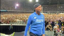 Ramazzotti da brividi al Maradona in concerto, canta con la 10 di Diego