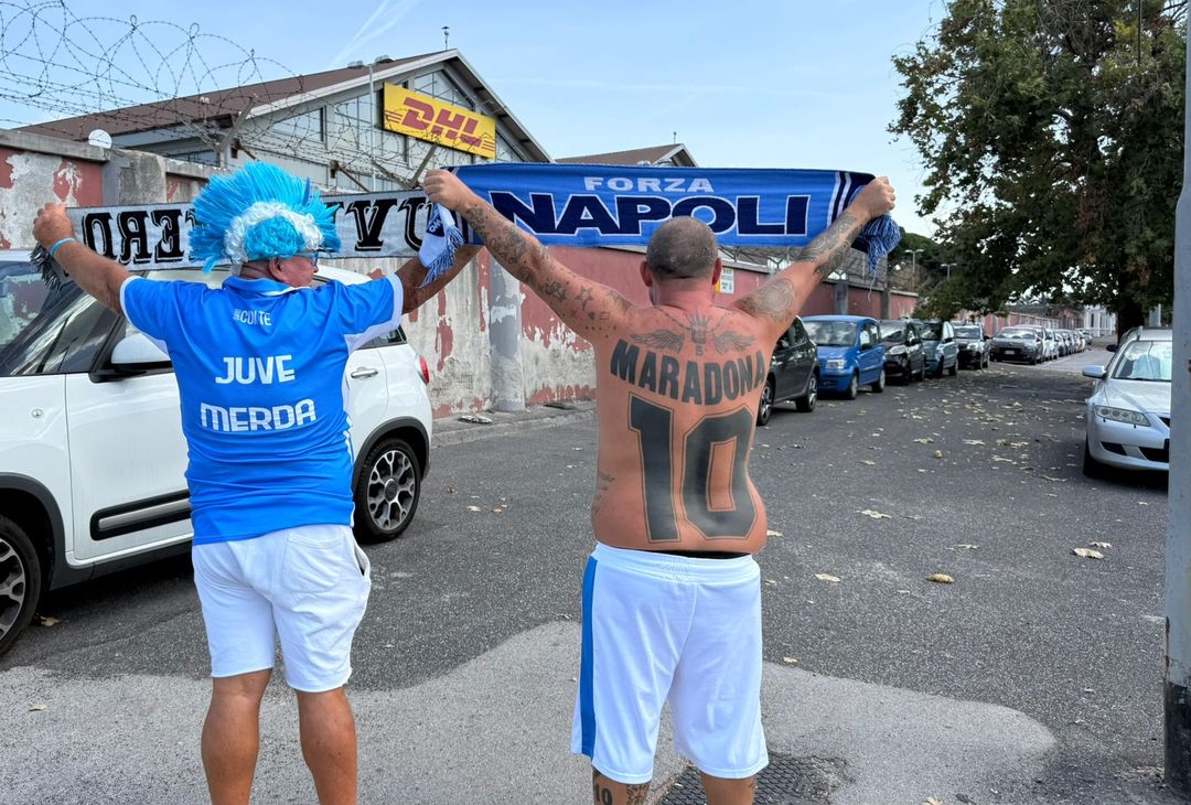 Tifosi scatenati a Capodichino! Ecco come accolgono il Napoli – GALLERY- immagine 1