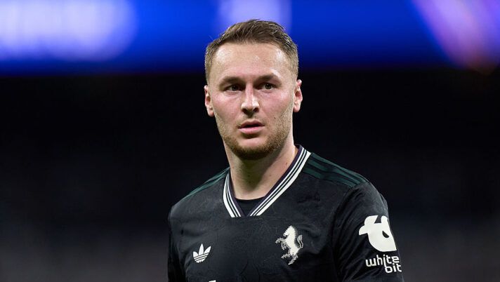 MADRID, SPAIN - OCTOBER 22: Teun Koopmeiners of Juventus looks on during the UEFA Champions League 2025/26 League Phase MD3 match between Real Madrid C.F. and Juventus at Estadio Santiago Bernabeu on October 22, 2025 in Madrid, Spain. (Photo by Angel Martinez/Getty Images) Juve, la prima “Spallettata”: contro la Cremonese Koopmeiners ha giocato in questo ruolo - immagine 1