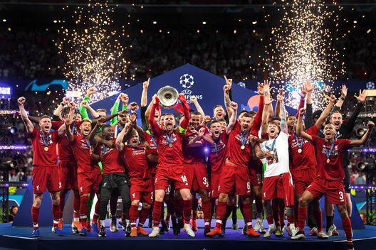 Jordan Henderson, capitano del Liverpool, solleva la Champions League nel 2019 (Foto di Michael Regan/Getty Images) Liverpool