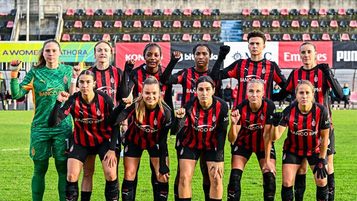 FIORENZUOLA D'ARDA, ITALY - NOVEMBER 23: Milan players pose for a team picture to fight violence over women prior to kick-off in the Serie A Women match between AC Milan and Sassuolo Calcio at Velodromo Attilio Pavesi on November 23, 2025 in Fiorenzuola D'Arda, Italy. (Photo by AC Milan/AC Milan via Getty Images) Il Milan Femminile si prepara al derby contro l’Inter: aperta la vendita dei biglietti - immagine 1
