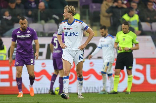 FLORENCE, ITALY - MARCH 19: Montern Hjulmand of US Lecce shows hid dejection during the Serie A match between ACF Fiorentina and US Lecce at Stadio Artemio Franchi on March 19, 2023 in Florence, Italy. (Photo by Gabriele Maltinti/Getty Images) Hjulmand, il problema è il prezzo: decisiva la volontà di Italiano?- immagine 2