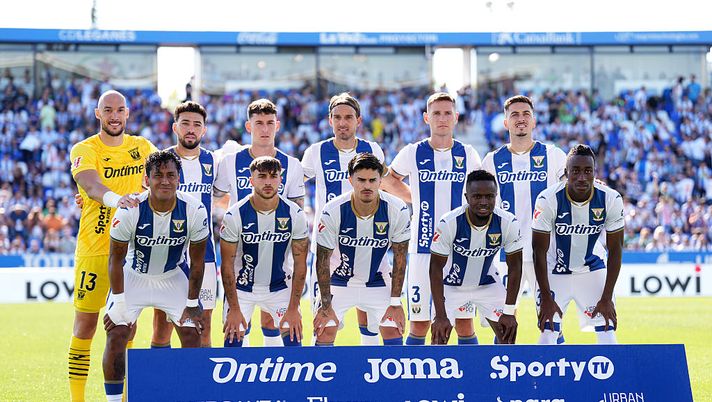 LEGANES, SPAIN - MAY 24: Players of CD Leganes pose for a team photograph prior to the LaLiga match between CD Leganes and Real Valladolid CF at Estadio Municipal de Butarque on May 24, 2025 in Leganes, Spain. (Photo by Aitor Alcalde/Getty Images) Il gesto del Leganés: insieme ai tifosi aiuta un bambino affetto da distrofia- immagine 2