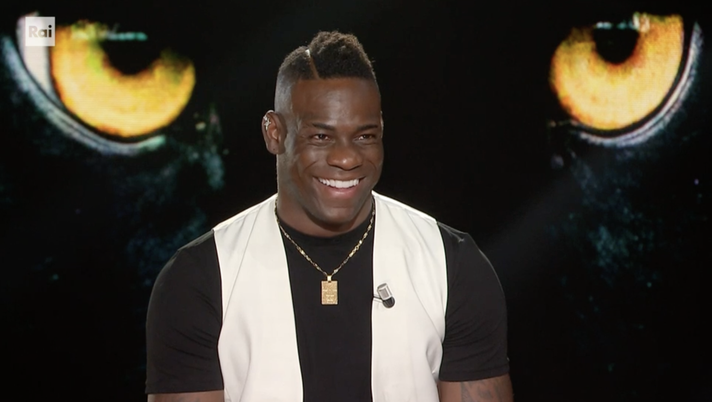 Balotelli a Belve: “I due che mi lanciarono le banane a Roma? Sicuramente non lo rifaranno” Balotelli a Belve: “I due che mi lanciarono le banane a Roma? Sicuramente non lo rifaranno” - immagine 1