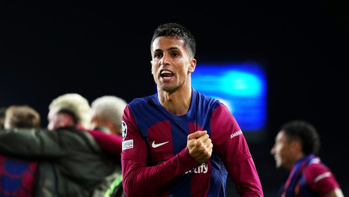 BARCELONA, SPAIN - MARCH 12: Joao Cancelo of FC Barcelona celebrates after Robert Lewandowski of FC Barcelona (not pictured) scores his team's third goal during the UEFA Champions League 2023/24 round of 16 second leg match between FC Barcelona and SSC Napoli at Estadi Olimpic Lluis Companys on March 12, 2024 in Barcelona, Spain. (Photo by Alex Caparros/Getty Images) Caos Barcellona, addio a Joao Felix e Cancelo: poi il club elimina il comunicato - immagine 1