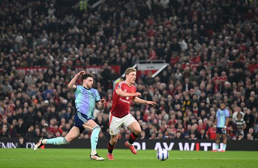 Declan Rice dell'Arsenal affronta Rasmus Hojlund del Manchester United durante la partita di Premier League tra Manchester United FC e Arsenal FC all'Old Trafford il 9 marzo 2025 a Manchester, Inghilterra. (Foto di Michael Regan/Getty Images) Premier League