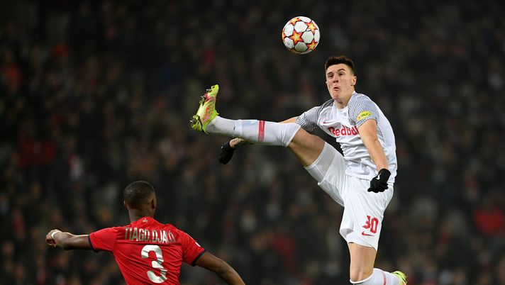 LILLE, FRANCE - NOVEMBER 23: Benjamin Sesko of FC Salzburg controls the ball during the UEFA Champions League group G match between Lille OSC and RB Salzburg at Stade Pierre-Mauroy on November 23, 2021 in Lille, France. (Photo by Lukas Schulze/Getty Images) Sesko e la politica dei giovani: “Ecco com’è cresciuto il Lipsia” - immagine 1