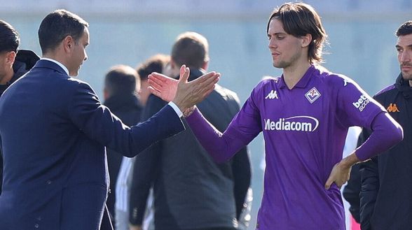 FLORENCE, ITALY - FEBRUARY 16: Head coach Raffaele Palladino of ACF Fiorentina and Andrea Colpani of ACF Fiorentina react during the Serie A match between Fiorentina and Como at Stadio Artemio Franchi on February 16, 2025 in Florence, Italy. (Photo by Gabriele Maltinti/Getty Images) Palladino, Colpani