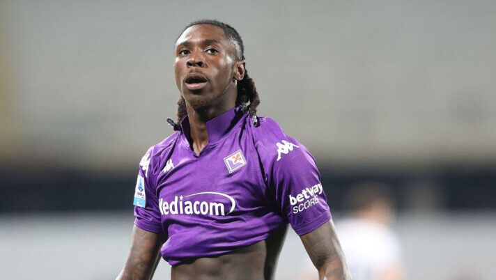 FLORENCE, ITALY - FEBRUARY 6: Moise Kean of ACF Fiorentina reacts after against goal during the Serie A match between Fiorentina and FC Internazionale at Stadio Artemio Franchi on February 6, 2025 in Florence, Italy. (Photo by Gabriele Maltinti/Getty Images) UFFICIALE – Comunicato della Fiorentina su Kean: trauma cranico, è in ospedale - immagine 1