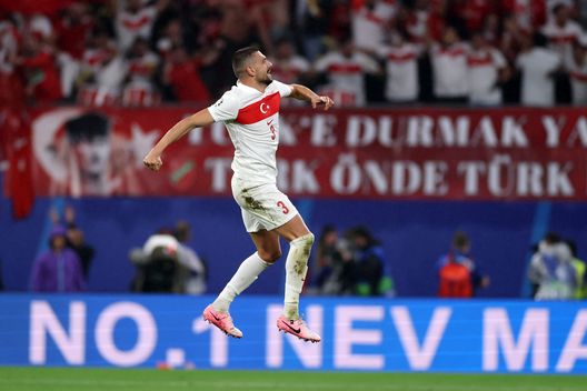 LEIPZIG, GERMANY - JULY 02: Merih Demiral of Turkiye celebrates scoring his team's second goal during the UEFA EURO 2024 round of 16 match between Austria and Turkiye at Football Stadium Leipzig on July 02, 2024 in Leipzig, Germany. (Photo by Lars Baron/Getty Images) La controversa esultanza di Demiral diventa una statua: inaugurata dal sindaco a Bolu- immagine 2