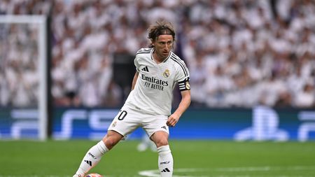 MADRID, SPAIN - MAY 24: Luka Modric of Real Madrid
controls the ball during the LaLiga match between Real Madrid CF and Real Sociedad at Estadio Santiago Bernabeu on May 24, 2025 in Madrid, Spain. (Photo by Denis Doyle/Getty Images) Modric Milan