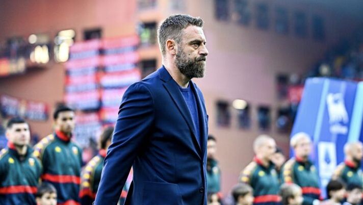 GENOA, ITALY - NOVEMBER 29: Daniele De Rossi, head coach of Genoa, looks on prior to kick-off in the Serie A match between Genoa CFC and Hellas Verona FC at Luigi Ferraris Stadium on November 29, 2025 in Genoa, Italy. (Photo by Simone Arveda/Getty Images) De Rossi: “Giocheremo contro 11 Norton-Cuffy! Abbiamo rialzato l’umore, sugli indisponibili e su Zaniolo…” - immagine 1