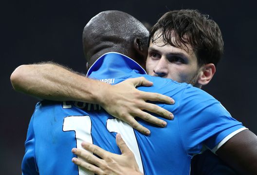 MILAN, ITALY - OCTOBER 29: Khvicha Kvaratskhelia of SSC Napoli celebrates with his team-mate Romelu Lukaku after scoring their teams second goal during the Serie A match between AC Milan and SSC Napoli at Stadio Giuseppe Meazza on October 29, 2024 in Milan, Italy. (Photo by Marco Luzzani/Getty Images) Milan e Napoli: da Maradona e Van Basten a Kvara e Leao- immagine 11